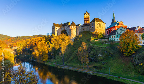 Cuadros en Lienzo Colorful town Loket in autumn over Eger river in the Sokolov District in the Kar