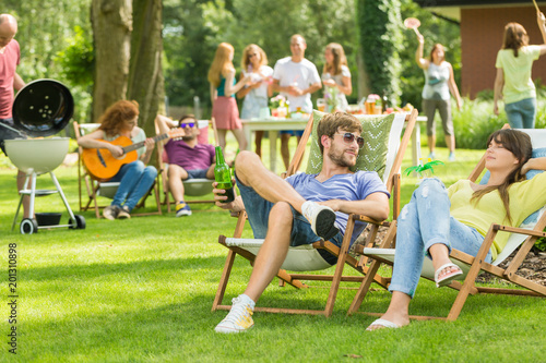 Fotomural Young friends having barbecue picnic