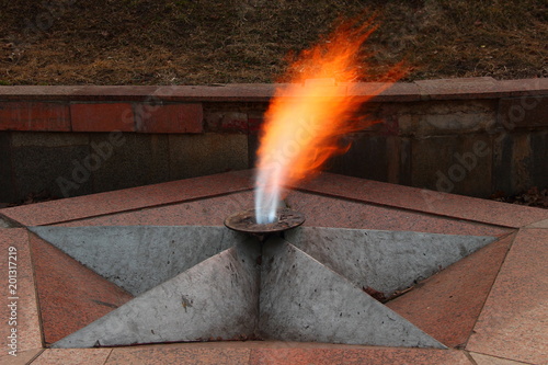 Poster Eternal flame at the granite pedestal of the memorial to the defenders of the US