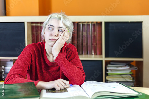 Fotografía Beautiful bored and tired somnolent student yawning in the morning in a desk at