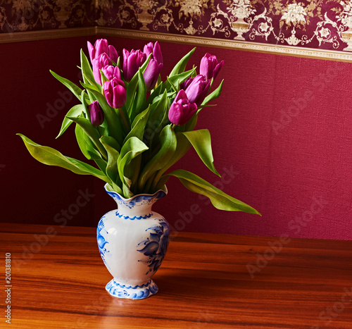 Plakat Liliowe tulipany. Bud, płatki, bukiet / Lilac tulipanów w dekoracyjne Wazon stoją na stole. Rosja, Moskwa, wakacje, prezent, nastrój, przyroda, kwiat, roślina, bukiet, makro