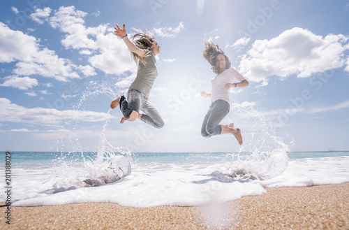Dekoracja na wymiar  dwie-dziewczyny-skacza-po-piasku-na-plazy