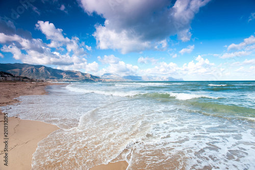 Cuadros en Lienzo Windy waves of Tyrrhenian sea. Alcamo marina, Sicily, Italy