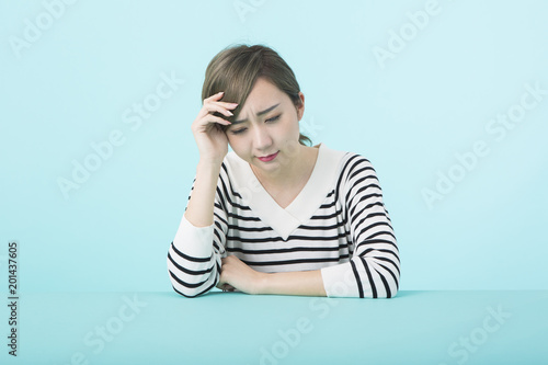 額に手を当てて眉間に皺を寄せる若い女性 Stock Photo Adobe Stock 額に手を当てて眉間に皺を寄せる若い女性 Stock Photo Adobe Stock