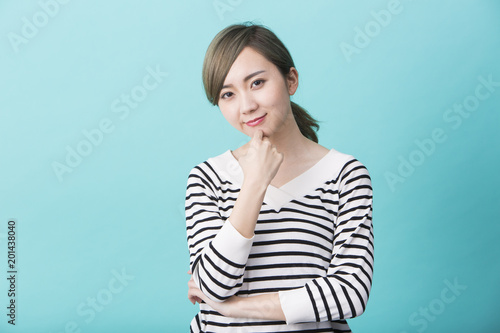 顎に手を当てる若い女性 Stock 写真 Adobe Stock 顎に手を当てる若い女性 Stock 写真 Adobe Stock