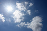 Fototapeta Zwierzęta - 太陽と青空、雲「空想・雲のモンスター（熱さでとけだすモンスターなどのイメージ」顔がとける,熱さで顔をゆがめる,熱中症対策などのイメージ
