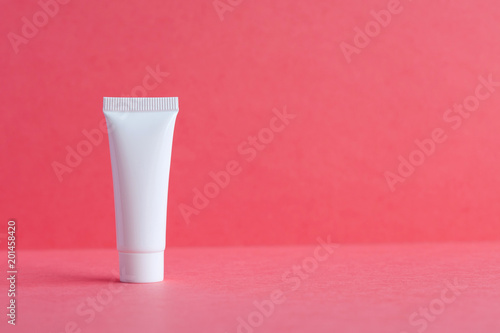 Fotografía White cosmetic tube pack on pink background