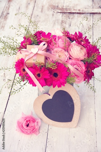 Grußkarte - Blumenstrauß mit Geschenk