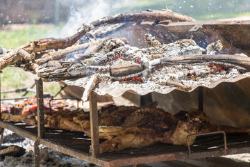 cordero asado a dos fuegos