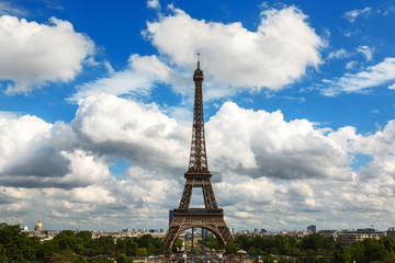 photo eiffel tower in sunny day. paris. france.