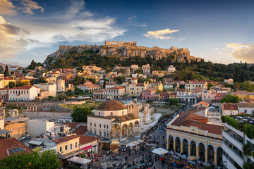 Fototapete - Die Altstadt Plaka und die Akropolis von Athen, Griechenland, bei Sonnenuntergang