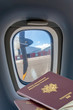 © Unclesam - passeports devant hublot d'avion à hélice
