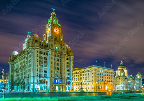 Fotografía Night view of the Three Graces buildings in Liverpool, England