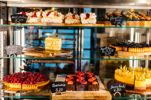 Fotografía Pastry shop glass display