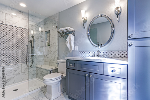 Fotografía New blue bathroom design with Marble shower Surround