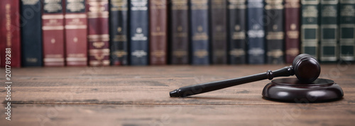 Fotomural Judge Gavel and Law books on a wooden background.