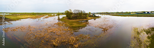 Plakat Wiosna topnienia rzeki powodzi anteny panorama. Przepełnienie wody na wiosnę