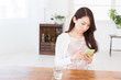 © miya227 - 部屋でスマホを見る女性　考える