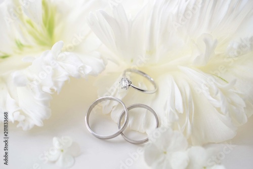 結婚指輪と婚約指輪と白い花びら Buy This Stock Photo And Explore Similar Images At Adobe Stock Adobe Stock