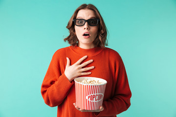 Poster - Portrait of a shocked young woman dressed in 3d glasses