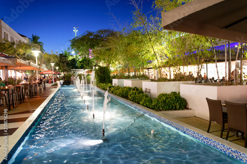 MIAMI BEACH, FL - MARCH 30, 2018: Tourists in Lincoln Road at night Tableau sur Toile