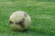 stara piłka na trawie