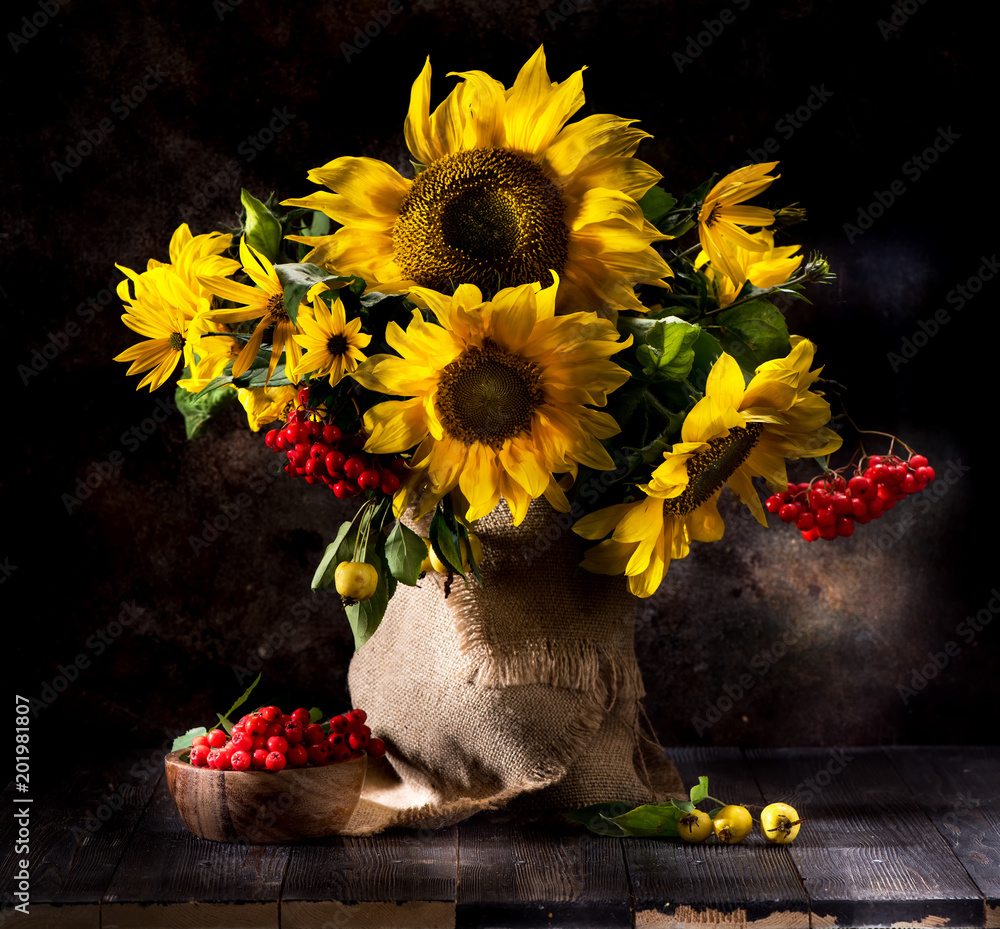 Obraz na płótnie Still life with sunflowers in a vase w salonie