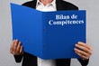 © Richard Villalon - Homme consultant le dossier bilan de compétences