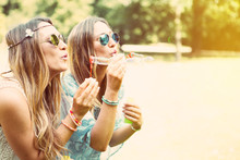 Freundinnen Machen Seifenblasen In Einem Park. Zwillinge