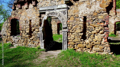  Fototapeta Wałbrzych   piekny-portal-w-ruinach-starego-ksiaza-w-okolicach-walbrzycha