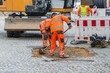 Straßenarbeiten an Pflastersteinen in einer Fußgängerzone, Deutschland