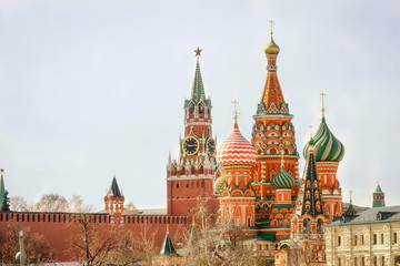 Fototapete - Moscow Kremlin Spasskaya tower and St Basil's Cathedral on the Red Square in Moscow, Russia.