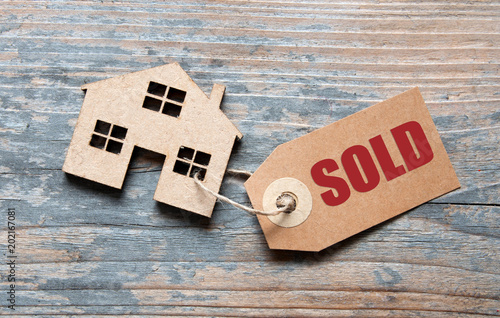 Cuadros en Lienzo Miniature real estate house with sold label