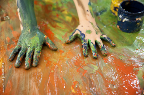 Fotografía Hands painted with paints. Bright mixed colors.