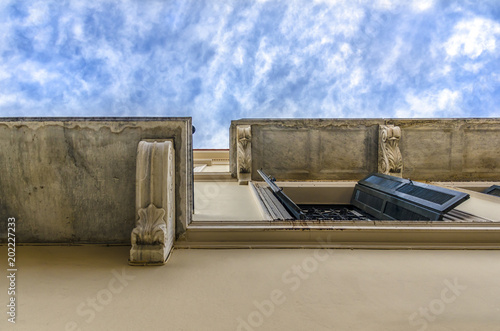 Zdjęcie XXL Plaka, Ateny / Grecja. Patrząc w niebo pod domem w dzielnicy Plaka w Atenach.