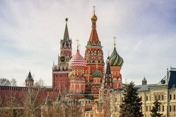 Fototapete - Moscow Kremlin Spasskaya tower and St Basil's Cathedral on the Red Square in Moscow, Russia.