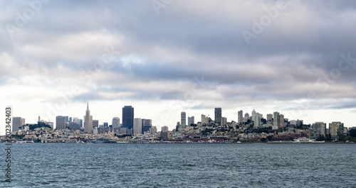 Mata magnetyczna Widok z morza na panoramę San Francisco i zatokę w pochmurny dzień lata. Amerykański pejzaż miejski z drapaczami chmur i niebem pełnym ciemnych chmur