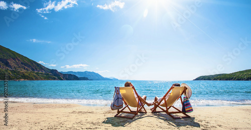 Zdjęcie XXL Szczęśliwa para relaksuje na plaży