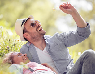 Canvas Print - Beautiful happy couple on romantic picnic