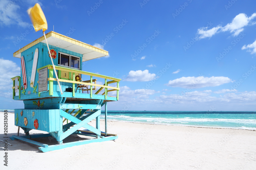 Lifeguard hut in South Beach, Florida - obrazy, fototapety, plakaty 