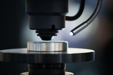 Leinwandbilder - Optic machine for precise measurement of part size and quality evaluation. Smart factory.