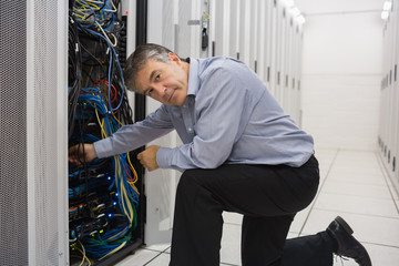 Aufkleber - Technician kneeling and repairing a server