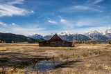 Fototapeta Góry - A barn on Mormon Row in Grand Teton National Park. In the background are the beautiful mountains of Wyoming, USA.