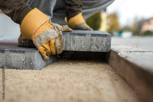 Cuadros en Lienzo Workman laying exterior paving stones