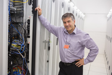 Aufkleber - Technician leaning against server