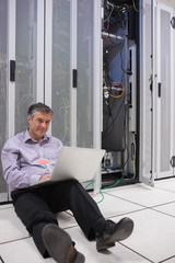 Aufkleber - Technician repairing a server on the floor
