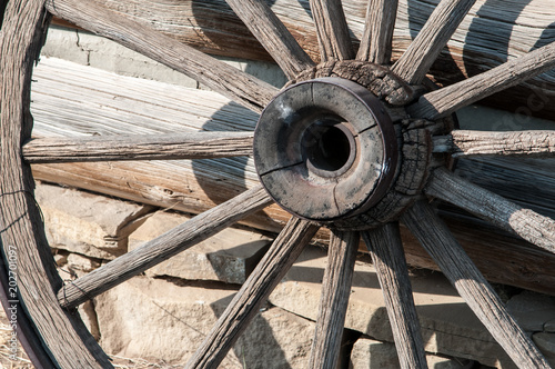 Cuadros en Lienzo A weathered wagon wheel sits outside the livery stable at Old Trail Town
