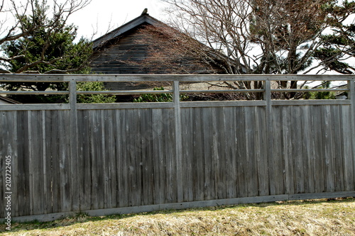 古い木造の家と大きな木造の塀のある風景 Stock Foto Adobe Stock