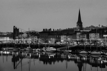 Canvas Print - Panoramic view of a cityscape at night with illumination in Waterford, Ireland. Black and white