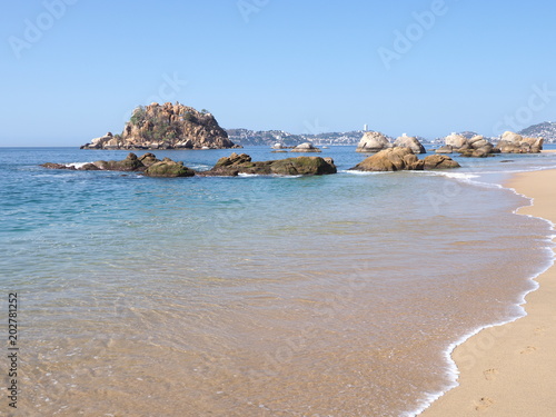 Fotografija Beautiful exotic scenery of rocks at bay of ACAPULCO city in Mexico, Pacific Oce